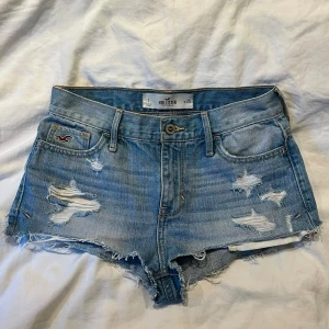 Blå slitna jeansshorts Hollister - Säljer ett par blå jeansshorts från Hollister med slitna detaljer. Perfekta för sommaren :P