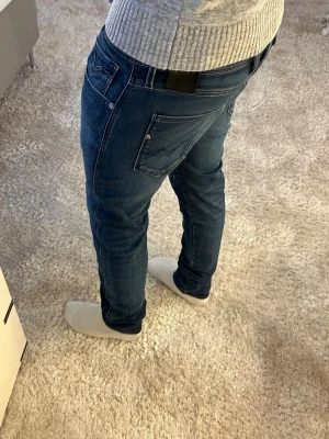 Replay anbass jeans - Replay Jeans | Mycket bra skick/bra skick  Storlek 33/32 | Pris - 399kr | Modellen är ca 180cm lång | Hör av dig vid minsta fråga eller fundering!! Kan gå ner i pris vid snabb affär