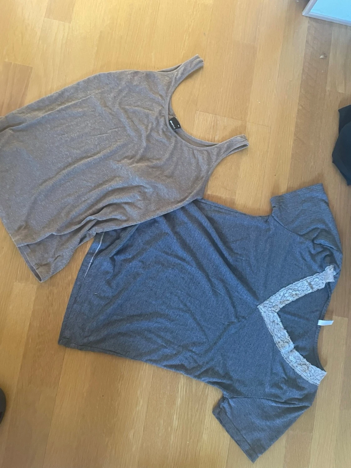 Gina Tricot Två grå toppar, spets och linne - 1