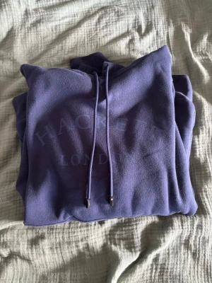 Hackett London hoodie - Säljer en hoodie från hackett London i marinblå färg utan skador. Passar mig som är 182cm