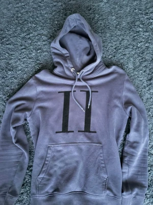 Les Duex hoodie - Säljer en riktigt fet Les Duex hoodie. Storlek M. Köpte den för 1100 mitt pris 300. Använd några gånger men sparsamt. Hör gärna av er vid frågor.