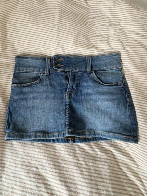 Blå lågmidjad jeanskjol - Snygg blå jeanskjol, kort och lågmidjad