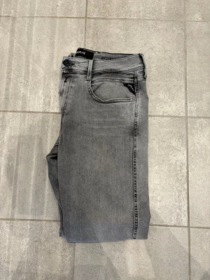 Replay anbass jeans - Replay anbass hyperflex i strl 32/32,  bra skick och väldigt sköna, skriv vid frågor och funderingar 