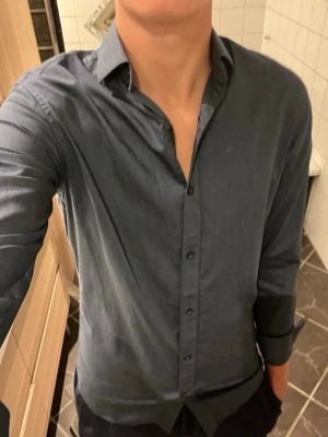 Blå slim fit skjorta Jack & Jones - Snygg blå skjorta från Jack & Jones i slim fit-modell. Skjortan har klassisk krage, knappar framtill och långa ärmar. Perfekt för dig som gillar en stilren och enkel look. Tillverkad i mjukt bomullsmaterial som känns skönt mot huden.