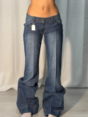Low bootcut jeans 10175 - Midjemått: 38cm. Gren: 19cm. Innerbenslängd: 88cm. (Storlek 28.) Passar 36/38. Kolla in min profil, följ för fler plagg🙌