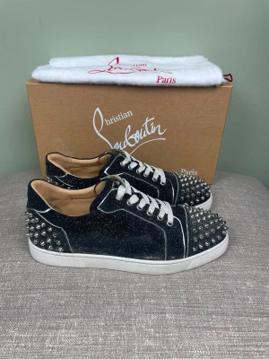Christian Louboutin skor - Hej, säljer nu dessa svin snygga Christian Louboutin skor. Skorna är i grymt skick! Begränsat antal boxar och dustbag. Hör av dig vid frågor. 
