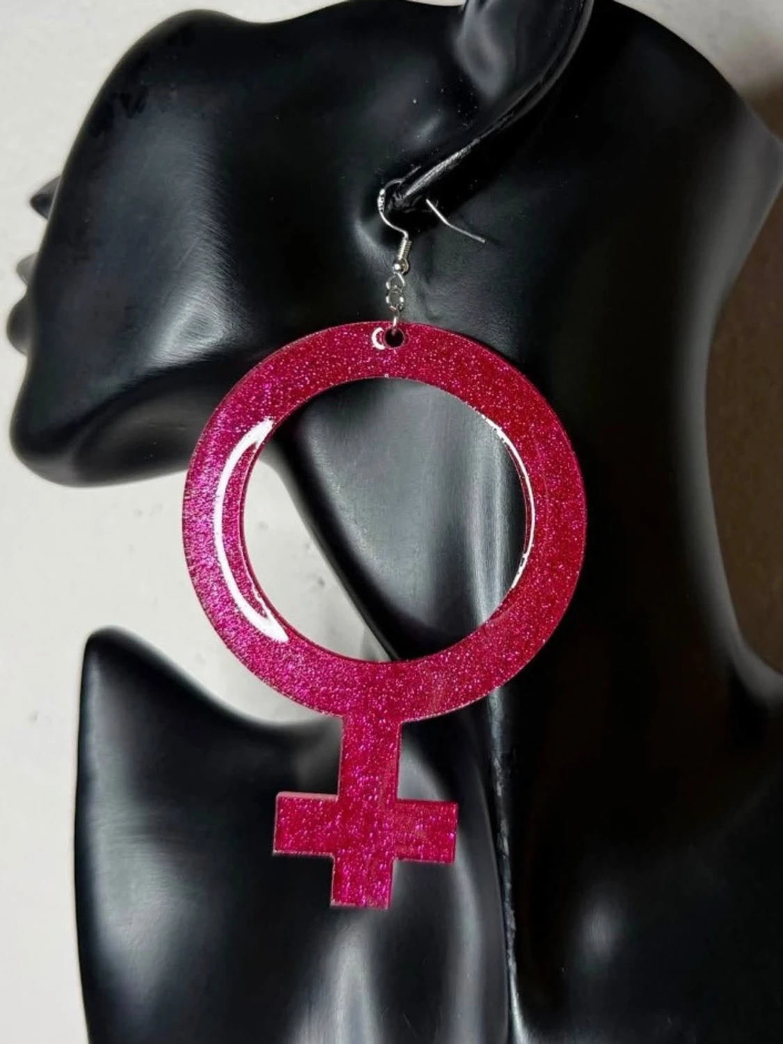 Nya Glittriga Rosa Feministiska Örhängen - Kvinnotecken Stl XL - Akryl Lätta att Bära - Stora Statementörhängen - 925 Silverkrokar -  Nypris 360 kr - 5