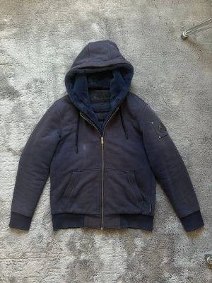 Moose Knuckles bunny - Mörkblå Moose Knuckles bunny. Den har en liten fläck på framsidan (se första bilden). Skriv vid frågor!