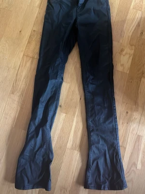 Svarta bootcut skinnbyxor - Säljer ett par svarta bootcut jeans från Gina perfect jeans i storlek 32. Jeansen har en klassisk femficksmodell och är tillverkade i ett stretchigt material som sitter snyggt. Perfekta till sneakers eller boots för en avslappnad look.