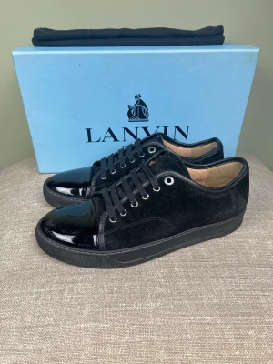 Lanvin skor - Hej, säljer nu dessa svin snygga Lanvin skor. Skorna är i grymt skick! Begränsat antal boxar och dustbag. Hör av dig vid frågor. 
