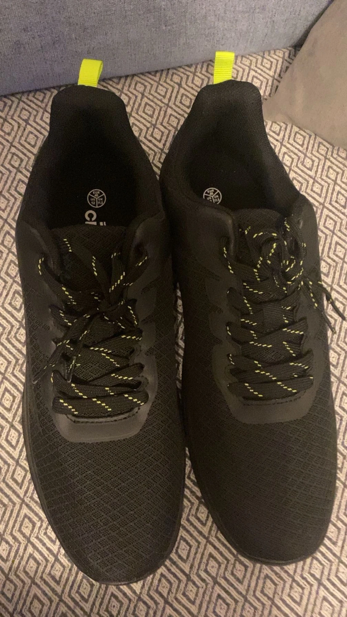 Svarta sneakers med neongula detaljer - 2