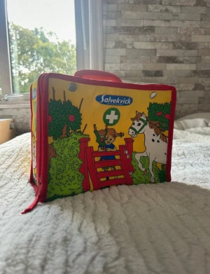 Första hjälpen väska barn  - Första hjälpen väska barn       Perfekt för barn att leka med.     Pippi Långstrum mönster 