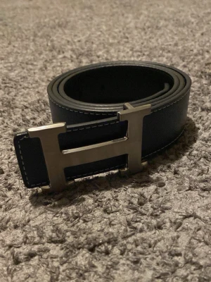 Hermezs bälte  - Ett mörkblått hermezz bälte 105cm perfekt julklapp!! Skriv om ni har frågor. 