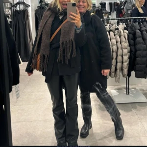 Svarta skinnbyxor Madlady - Snygga svarta skinnbyxor från Madlady! Någon liten defekt vid sömmen vid rumpan