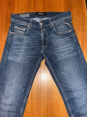 Blå Replay jeans  - Säljer dess Replay jeans i modellen grover i storlek 28 30. Köptes för 2 år sen och används sparsamt i 1 år sen dess. Har fått några goa fades och lite uttöjda. Nypris 1500kr. Fråga gärna om du undrar något!