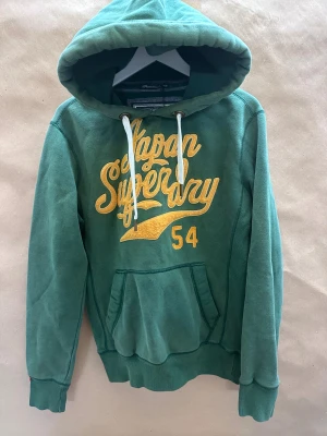 Grön superdry hoodie - Tja den är i mycket bra skick i storlek s. Har ni frågor är det bara att skicka.