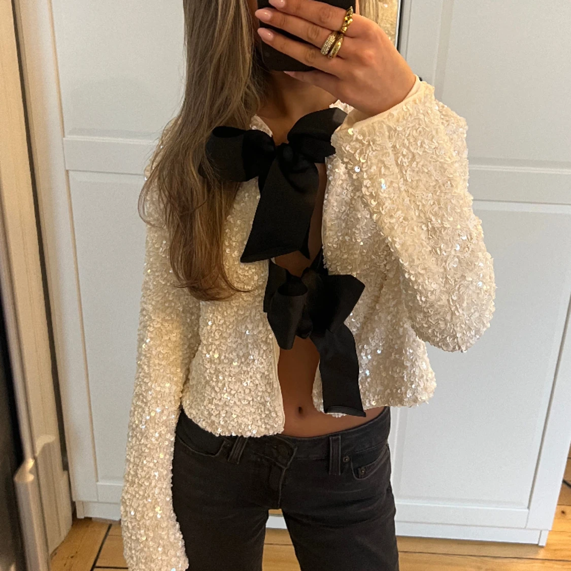 Paljettopp m rosetter - 90