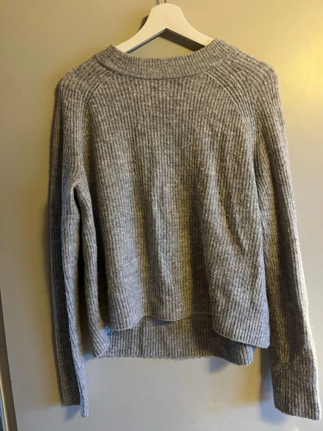 Grå ribbad stickad tröja