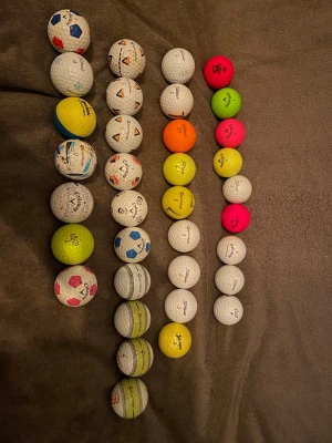 Säljer golfbollar i alla olika märken  - Priset bror på vilka bollar du köper,Säljer mina golfbollar för bra pris. Du kan hitta allt från titles Callaway Srixon och taylormade och mycket mer även färgade och speciel bollar