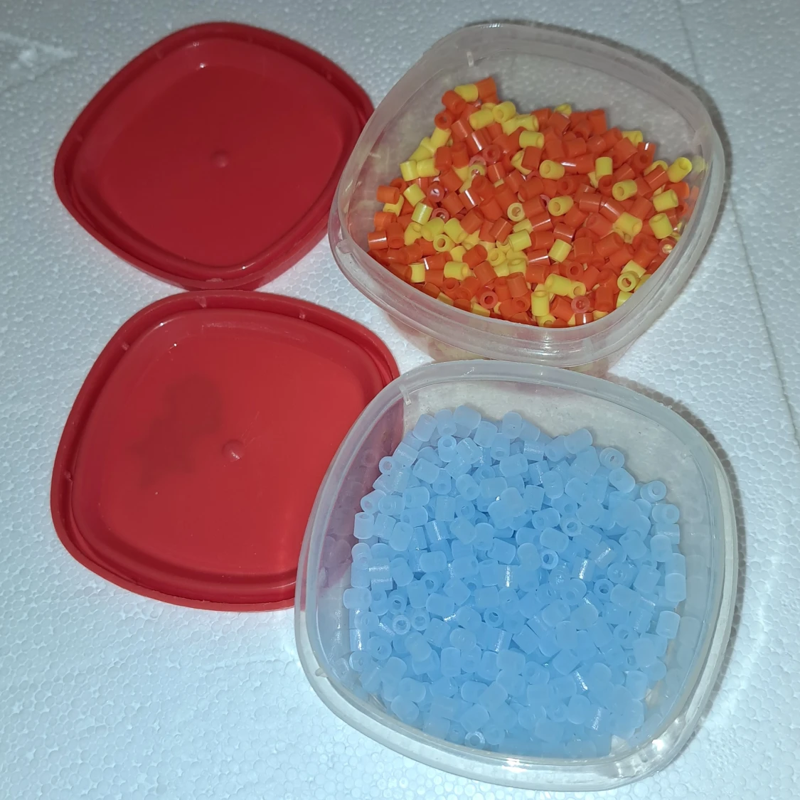 Två burkar med pärlor i blått, gult och orange - 3