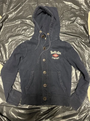 Vintage Hollister kofta med knappar - Extremt eftertraktad och sällsynt vintage  Hollister hoodie med knappar! Grymt skick, inga defekter - ser exakt ut som på bild! Storlek S. Skriv vid frågor!💬