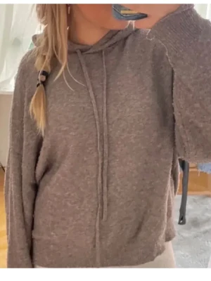 Lindex stickad hoddie  - Säljer min fina Lindex stickade hoddie då den inte kommer till användning längre! Pris kan diskuteras 💓
