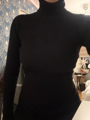 Svart ribbad polotopp - svart ribbad polotopp 