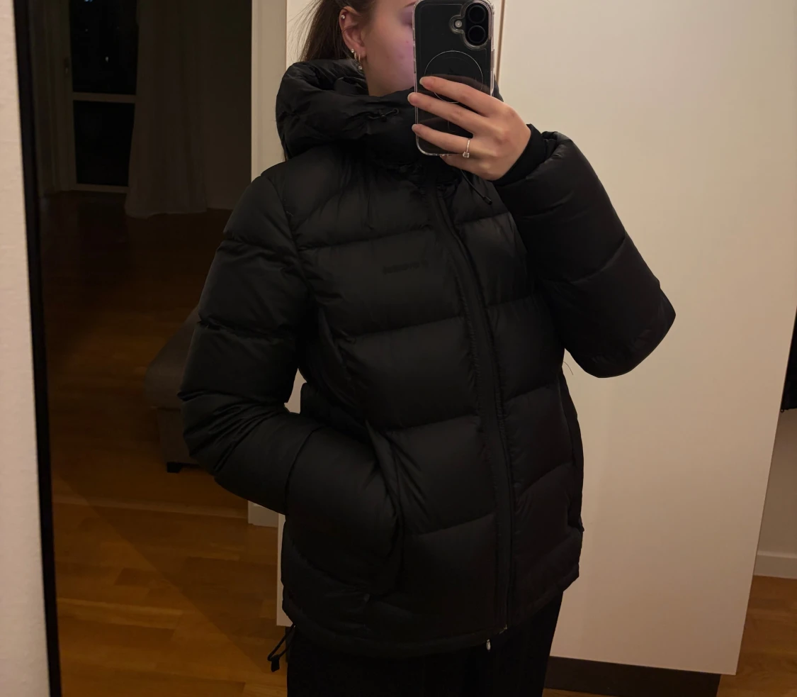 Svart pufferjacka från Everest