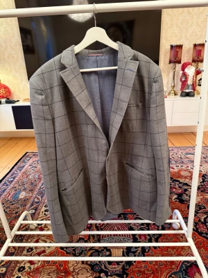 Sulalpino kavaj - Snygg grå kavaj från Subalpino med rutor i mörkare grått. Klassisk passform med två framfickor och en bröstficka. Tyg tillverkat i Italien, känns lyxigt och stilrent. Perfekt för dig som vill ha en dressad look med lite edge. Typ aldrig använd vi minsta funderingar så är det bara att höra av sig mvh CH  passar dig som är 180 