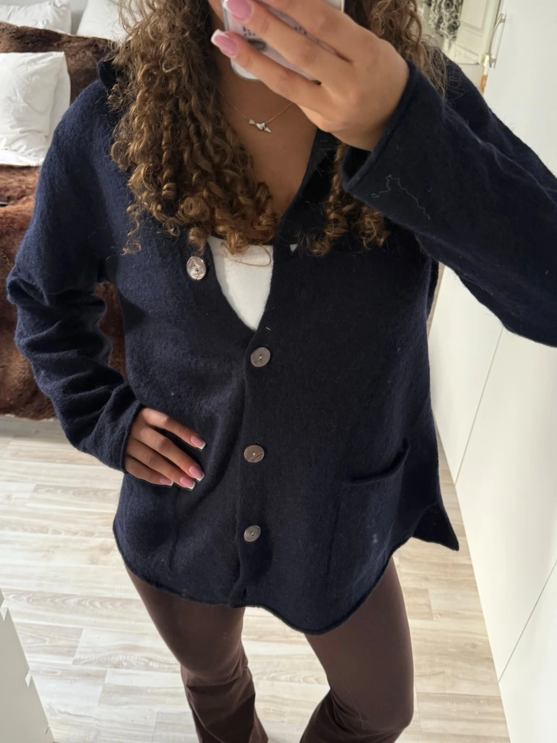 Mörkblå kofta med knappar och fickor