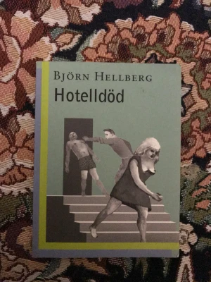 Hotelldöd - Tre korta och spännande kriminalberättelser om polisen Sten Wall. Perfekt för dig som gillar deckare och vill ha något lättläst men ändå nervkittlande. Björn Hellberg är en känd författare inom genren och boken är lätt att förstå och läsa.