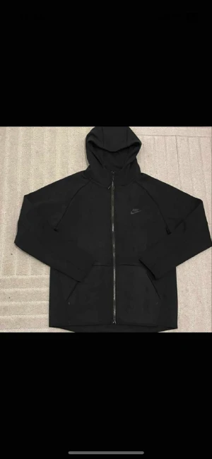 Nike Tech Hoodie - Aldrig använd då den är för liten. Väldigt unik Hoodie har inte sett den någon annanstans 