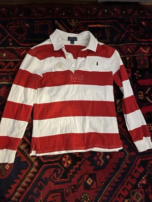 Ralph Lauren piké med en liten fläck🥲 - Säljer min polo rl piké som är använd endast två gånger, den andra gången hände dock något hemskt. Det spilldes och blev en gul fläck på höger halva av tröjan strax under kragen. 