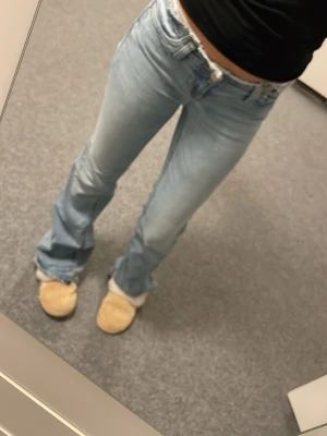 Ljusblå jeans Nelly  - Ljusblå jeans från Nelly i storlek 32. De är ”klippta” upptill och även längst ner (köptes så). Nästan aldrig använda. Innerbenslängd 85 cm, midja runt om 80 cm, midja rakt över 34 cm.