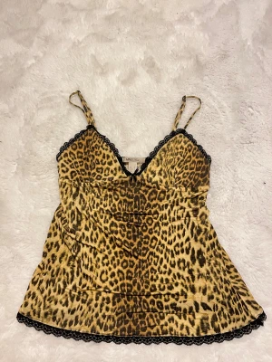 Leopardmönstrad linnetopp med spets  - Säljer en snygg leopardmönstrad linnetopp från MNG Suit i storlek M. Toppen har tunna axelband, svart spetskant vid halsringning och nederkant samt en liten rosett framtill💕