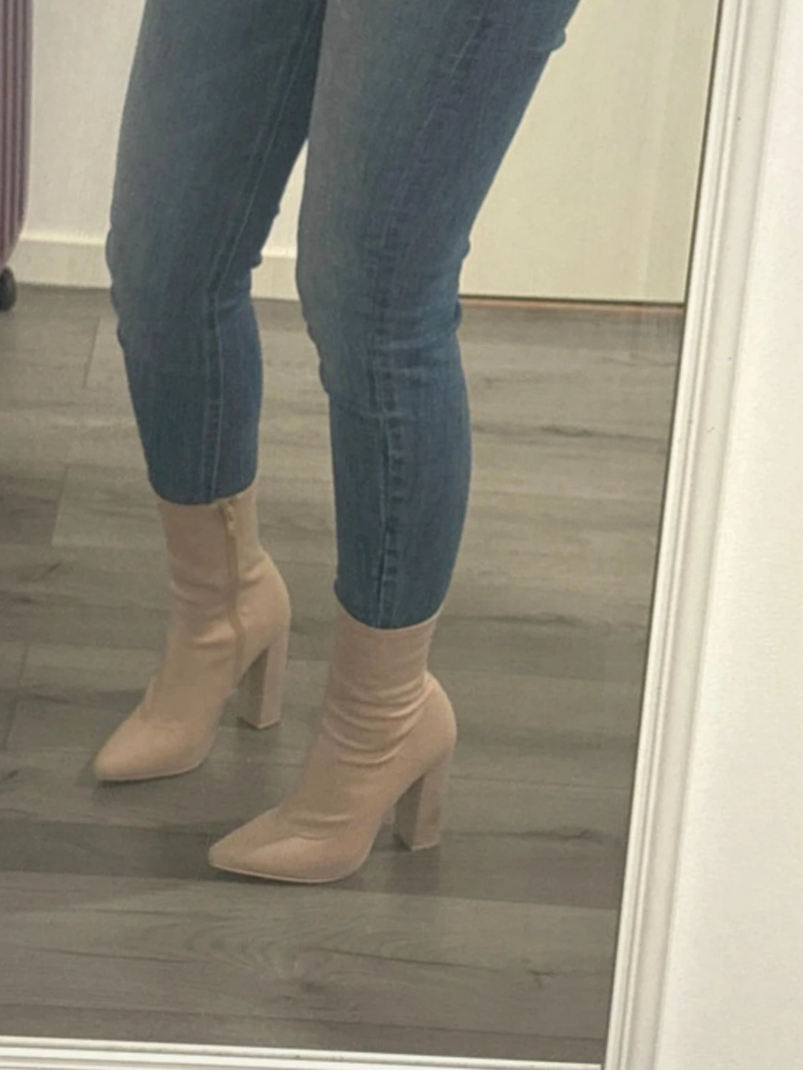 Beige stövletter med klack och spetsig tå - 1