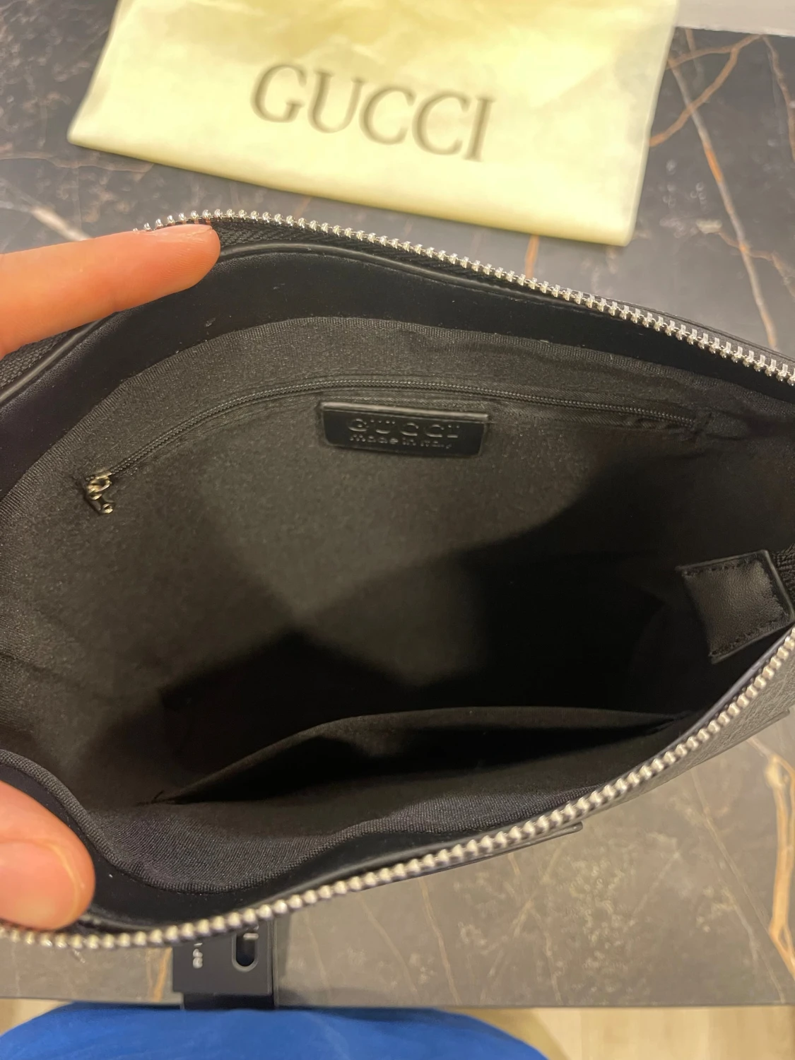 Svart axelväska från Gucci med GG-mönster - 3