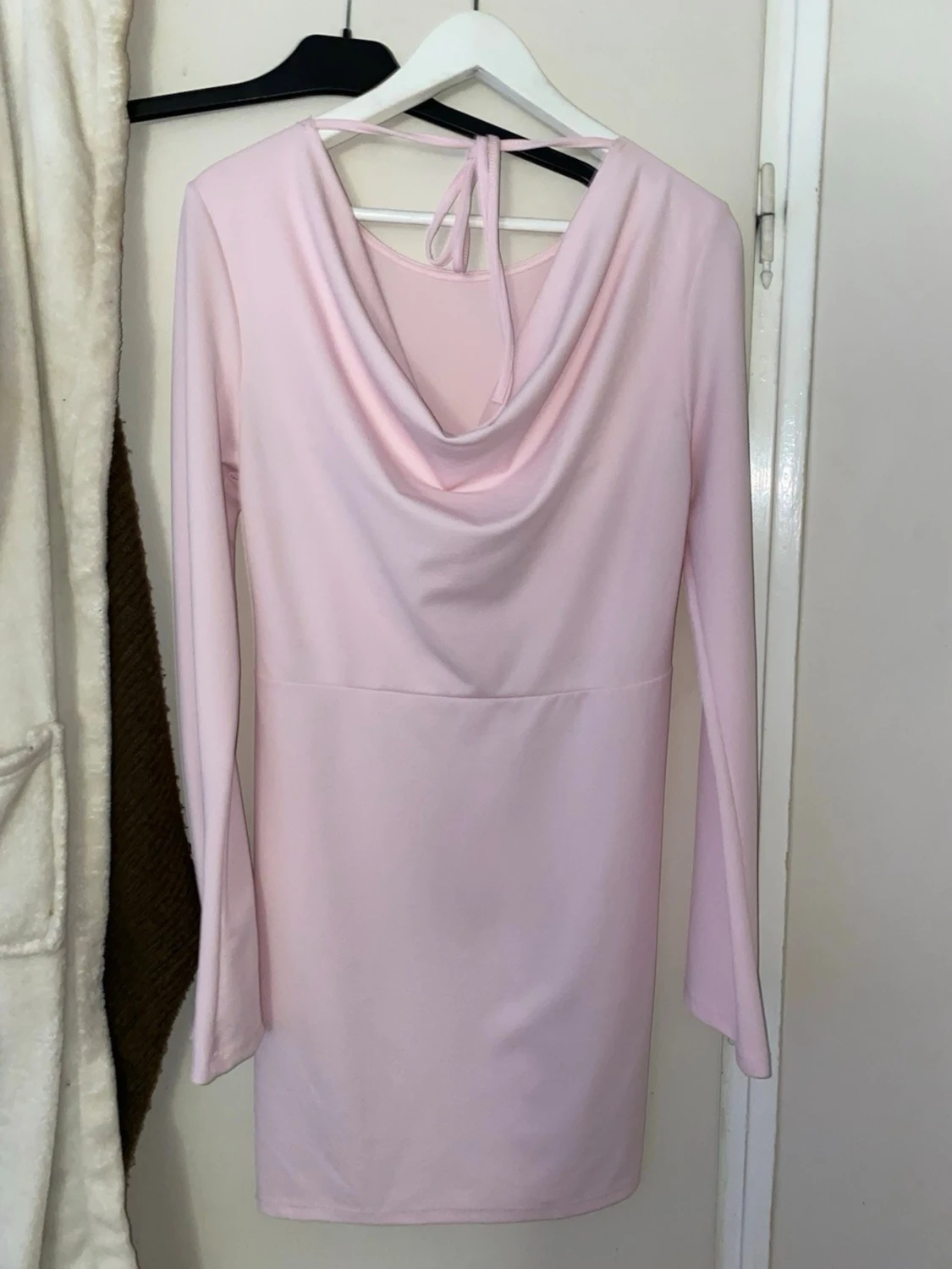 Ljusrosa långärmad klänning med draperad rygg