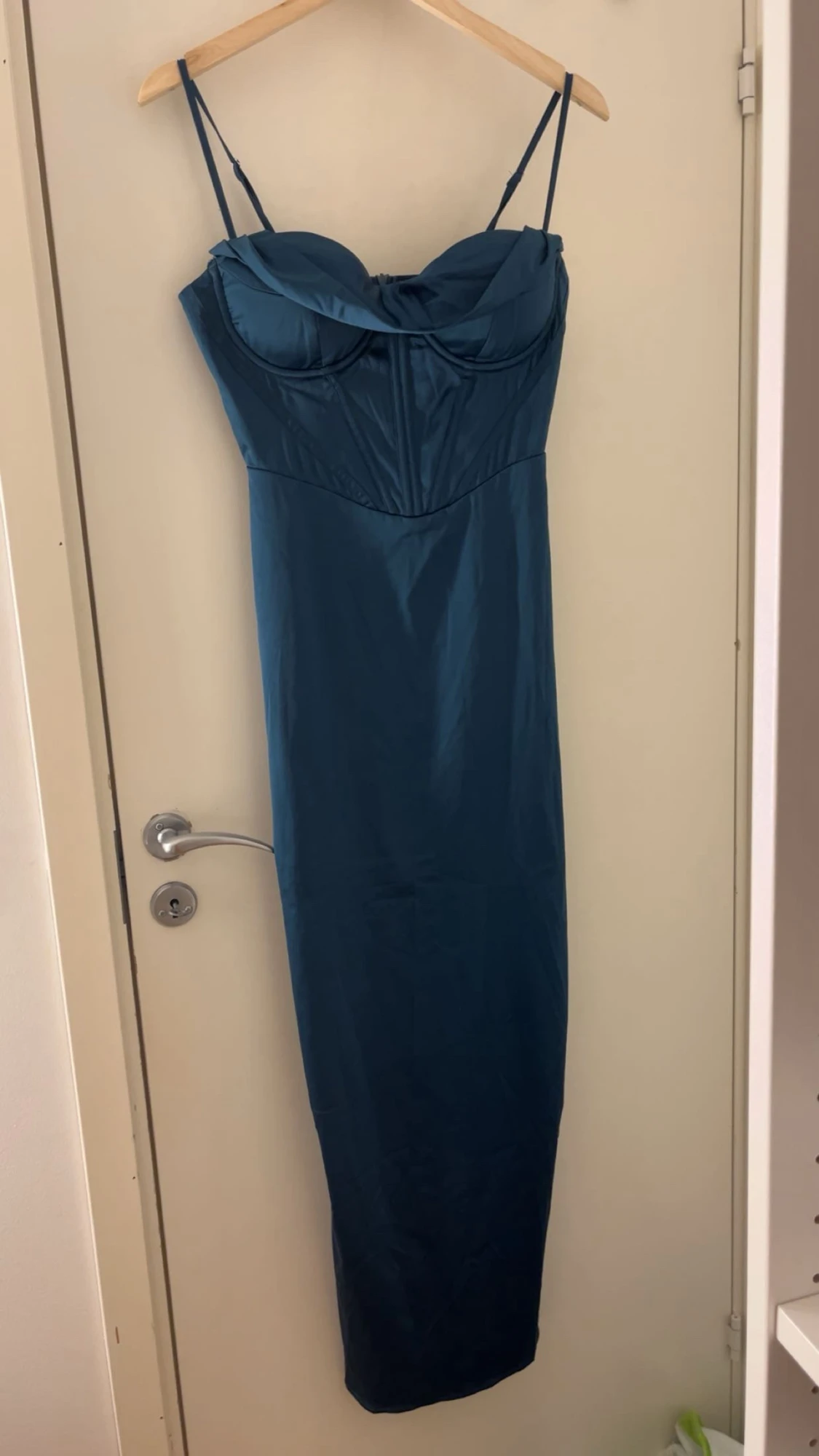 Mörkblå långklänning med slits - 2