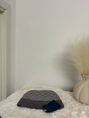 Grå Mössa helt ny - Grå Mössa helt ny