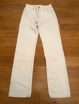 Vita straight H&M byxor  - Vita Straight H&M byxor.Oanvända utan prislapp.  Lite beige och vit 