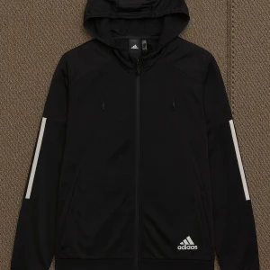Adidas jacka - Adidas löparjacka för herrar i storlek S, svart färg. Jackan är designad för löpning och har en huva samt dragkedja framtill. Materialet är anpassat för sport och aktivitet.
