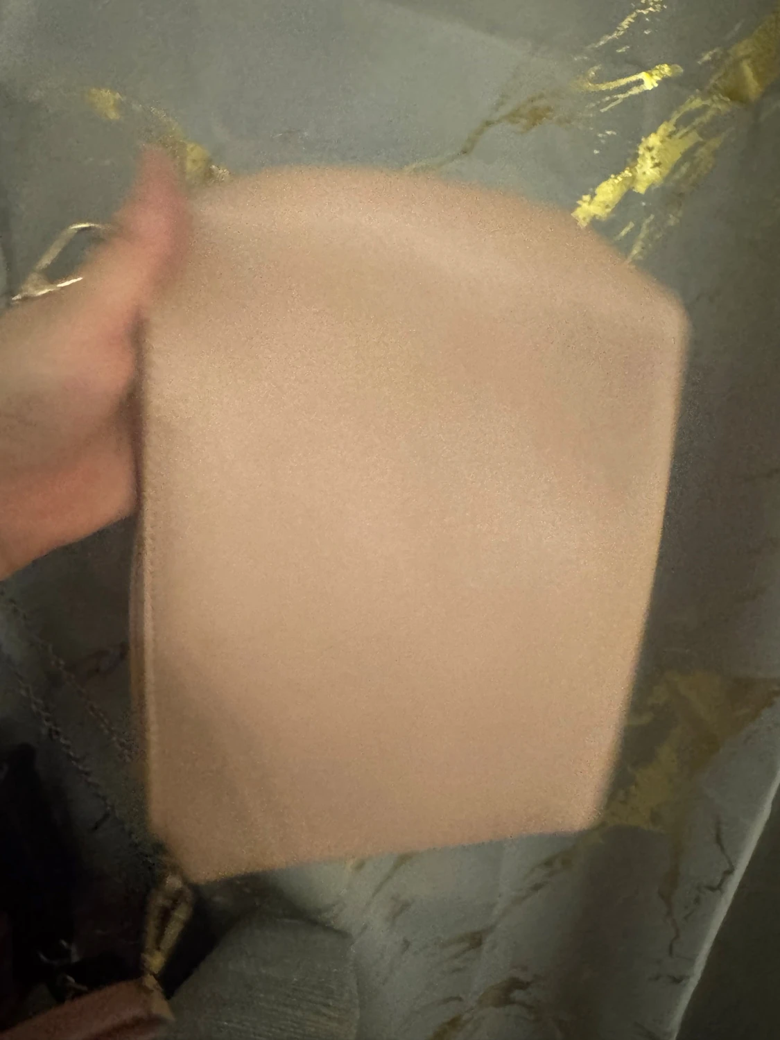 Beige kuvertväska i syntetmaterial - 1