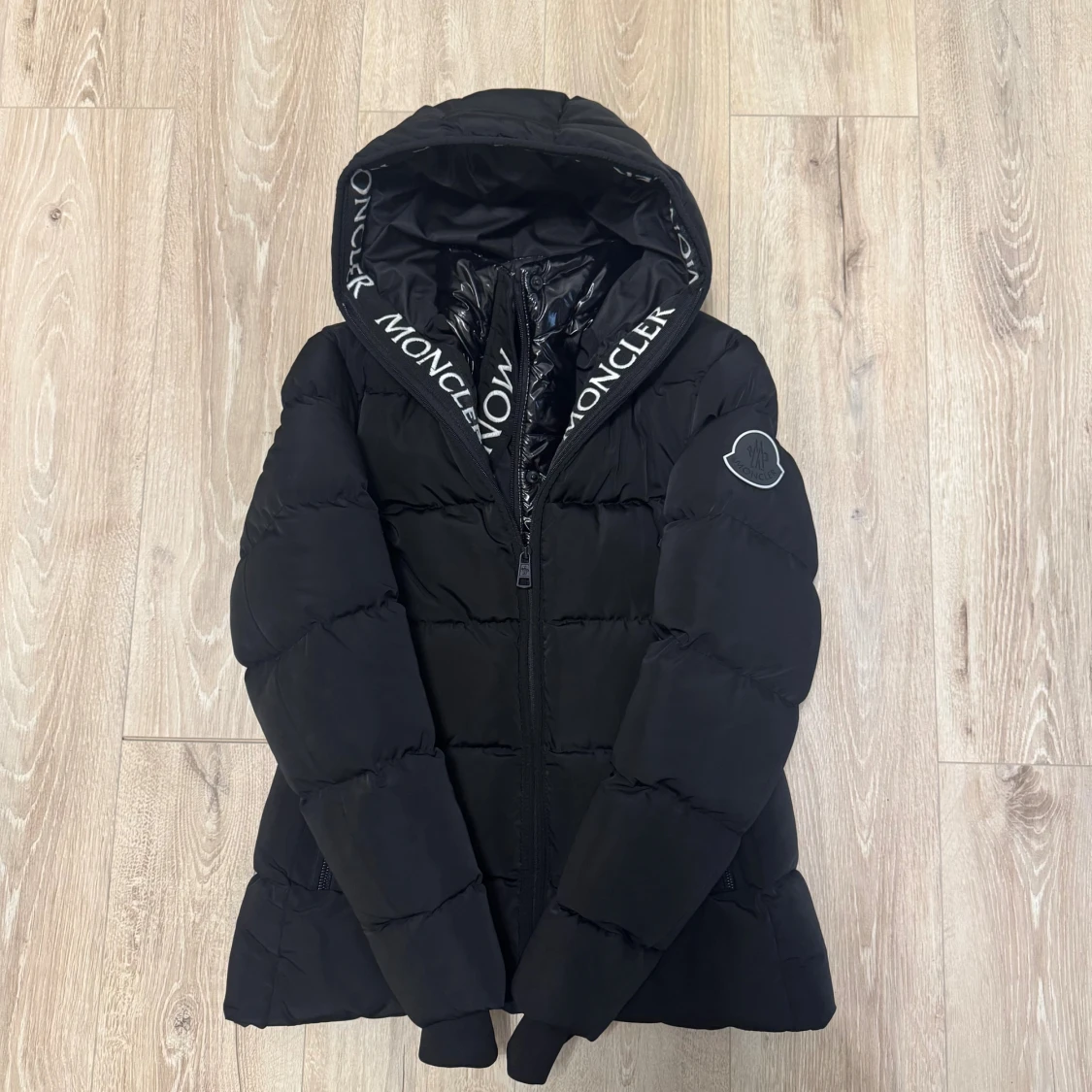 Svart Moncler pufferjacka med huva - 1