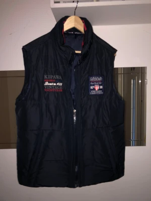 Paul & Shark Väst Vintage - Hej, säljer min Paul & Shark Vintage väst efter endast använd ett par gånger. Säljs på grund av passform ej sitter som önskat.   Sömmen gick upp på insidan av väst längst ner. Detta är åtgärdat av professionell sömmare (se bild).  Västen är i gott skick, fräsch och nytvättad.   Två ytter samt innerfickor som är rymliga. 