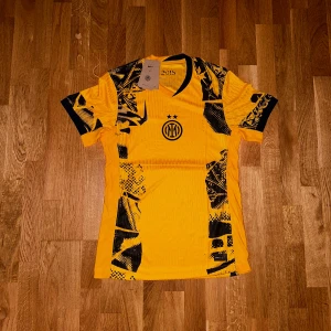 Inter Milan fotbollströja - Säljer en Inter Milan 2024/25 fotbollströja, helt oanvänd!