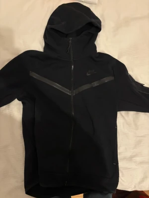 Nike Tech Hoodie - Säljer denna Nike Tech hoodien i svart, vill ba bli av med den. Storlek M och är mysig