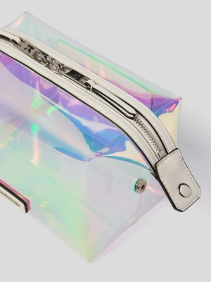 NY nessesär från Karl Lagerfeld med tags - Snygg necessär från Karl Lagerfeld i iriserande syntetmaterial med holografisk effekt. Väskan har en vit detalj framtill med tryckt logga och adress, samt silverfärgad dragkedja upptill. Perfekt storlek för smink eller småprylar 14 x 20 x 11 cm. Julklappstips! Dyr i inköp. 