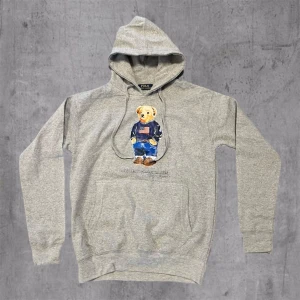 Grå Polo Bear hoodie - Grå polo teddybear Ralph Lauren hoodie 🧸 Storlek M men är mer som S 10/10 skick Pris går att diskutera 🤝 Hör av dig vid frågor eller fler bilder :)