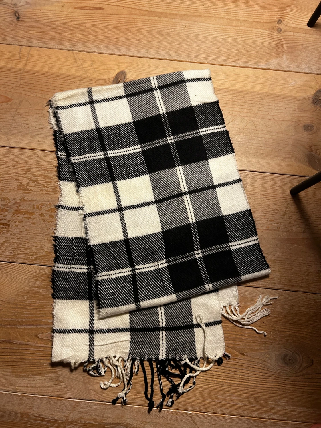 Rutig svartvit halsduk från Burberrys - 2